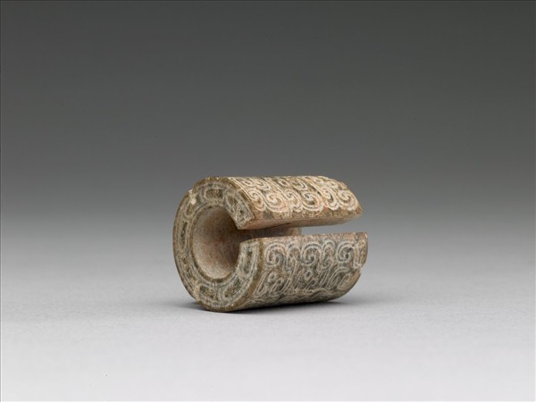 玉側面龍首紋耳飾玦