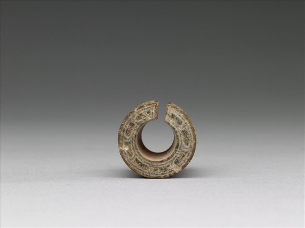 玉側面龍首紋耳飾玦