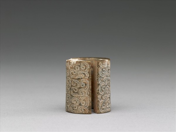 玉側面龍首紋耳飾玦