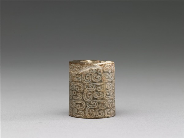 玉側面龍首紋耳飾玦