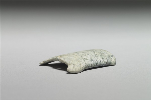 玉獸面紋弧形佩