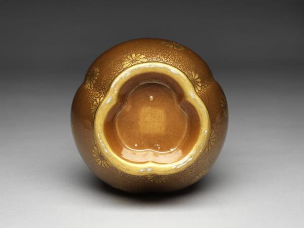 褐釉描金蟠桃瓶