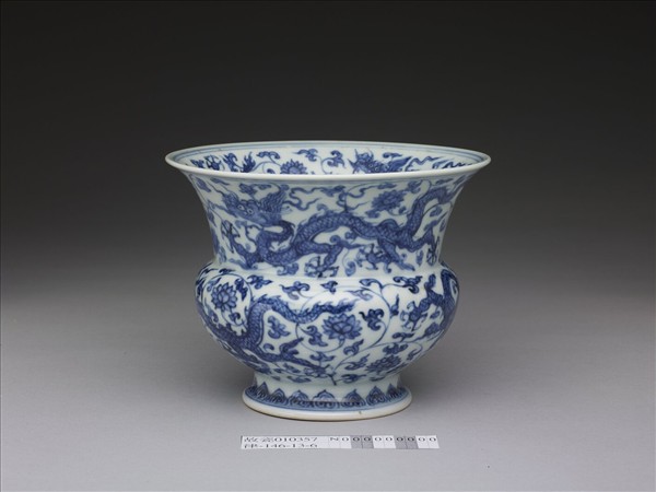 青花穿花龍紋渣斗