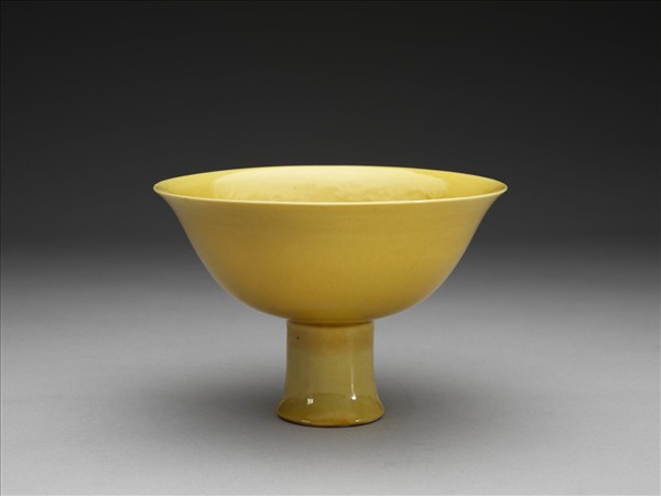 黃釉暗龍紋高足碗