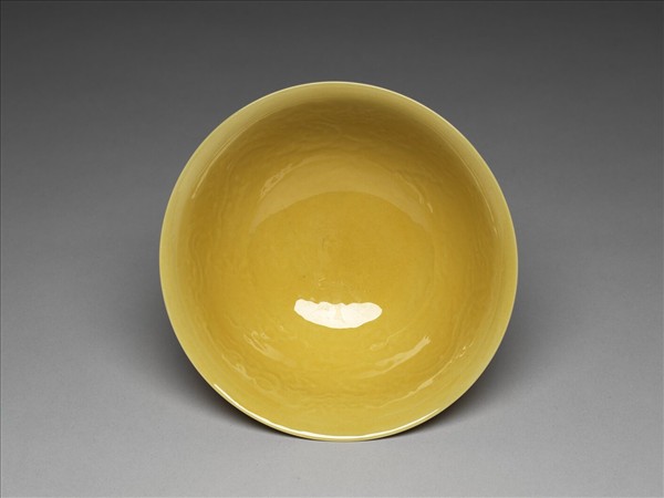 黃釉暗龍紋高足碗