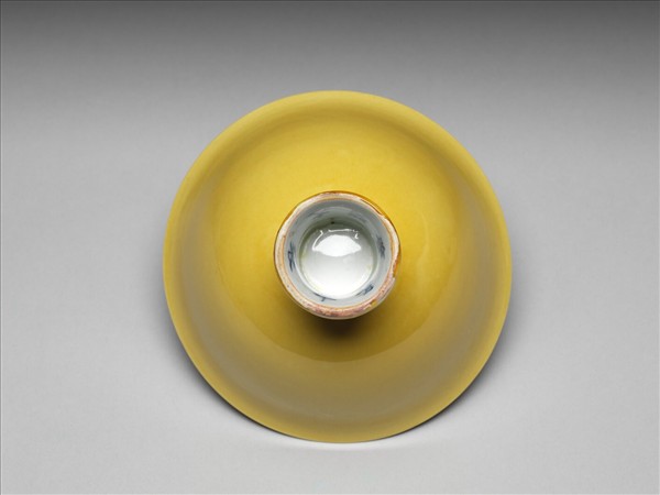 黃釉暗龍紋高足碗