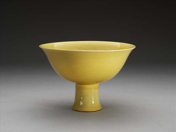 黃釉暗龍紋高足碗