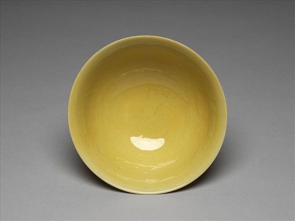 黃釉暗龍紋高足碗