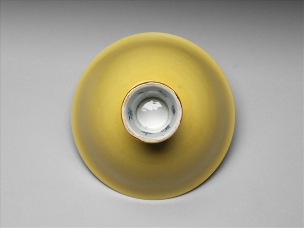 黃釉暗龍紋高足碗