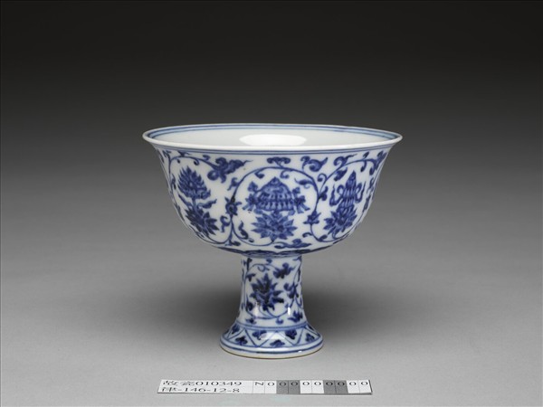 青花蓮托八吉祥紋高足碗