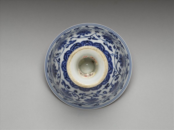 青花蓮托八吉祥紋高足碗