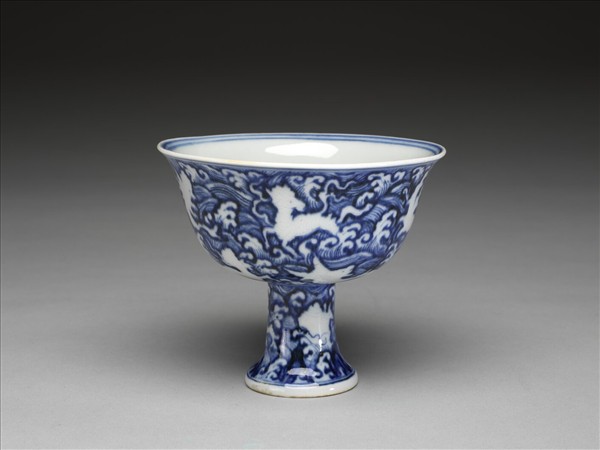 青花波濤海獸紋高足碗