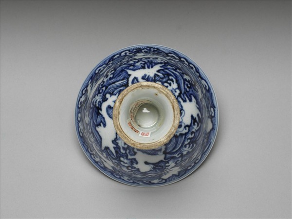 青花波濤海獸紋高足碗