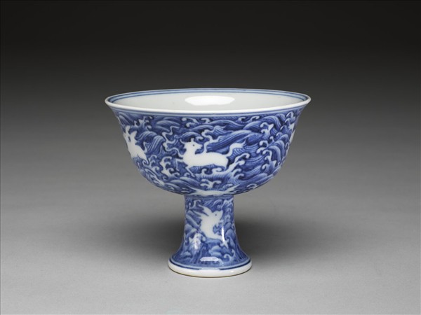 青花波濤白海獸紋高足碗