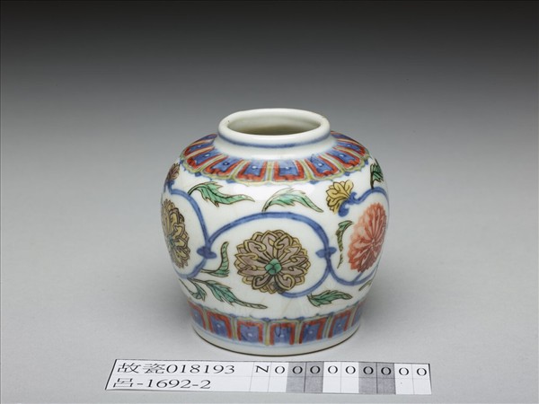鬥彩花卉紋罐