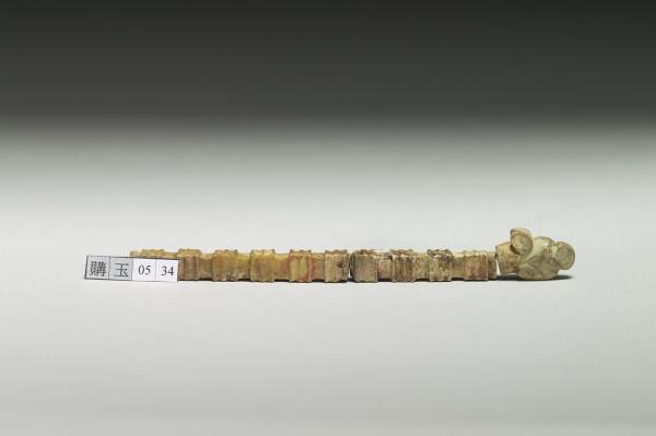 玉獸首方柱形器