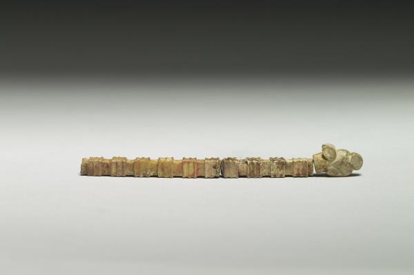 玉獸首方柱形器