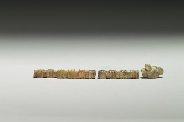 玉獸首方柱形器