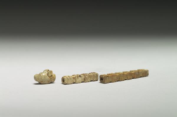 玉獸首方柱形器