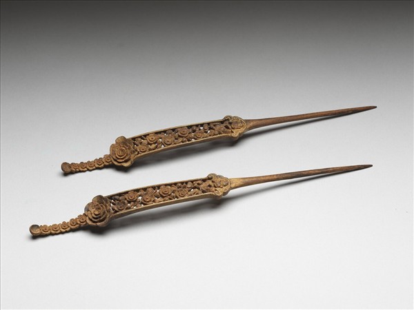 茄楠木雕梅花耳挖簪