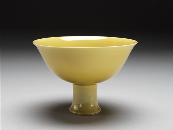 黃釉暗龍紋高足碗