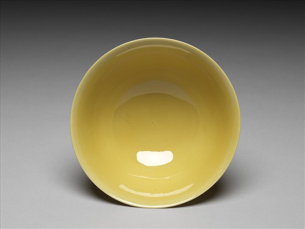 黃釉暗龍紋高足碗