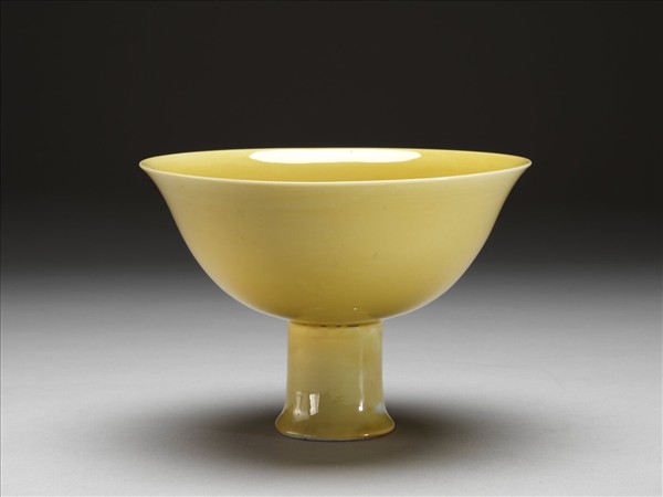 黃釉暗龍紋高足碗