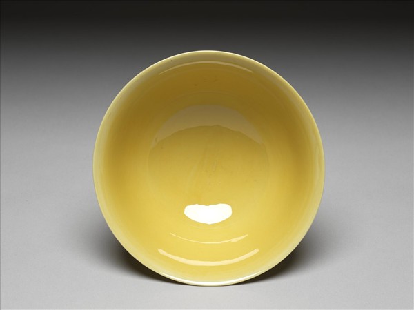 黃釉暗龍紋高足碗