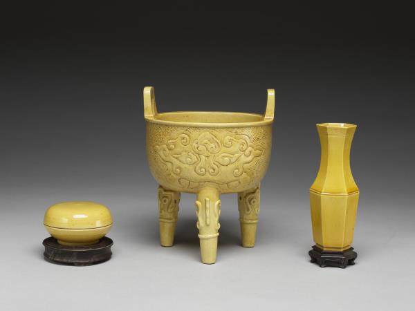 嬌黃釉錐拱獸面紋鼎