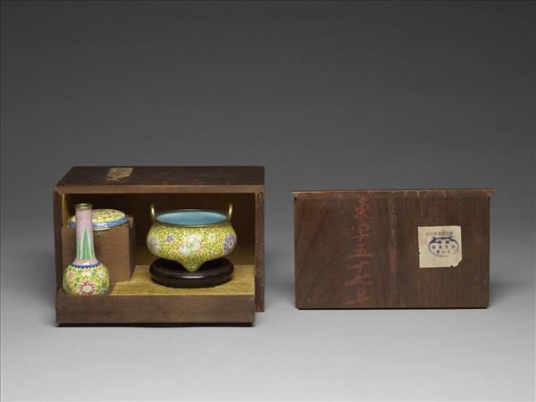 銅胎畫琺瑯黃地番蓮紋爐