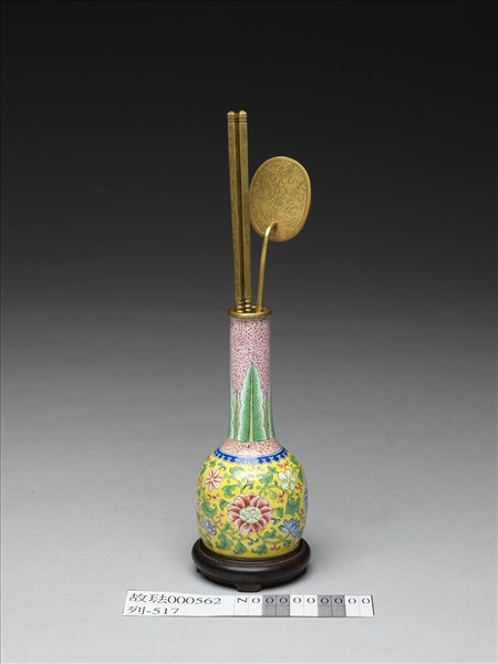銅胎畫琺瑯黃地番蓮紋瓶