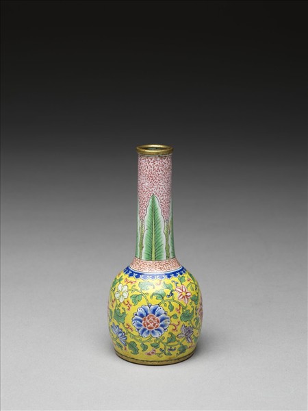 銅胎畫琺瑯黃地番蓮紋瓶