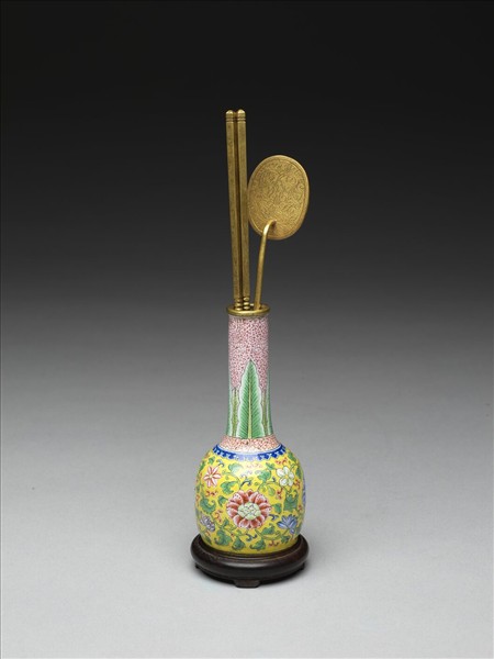 銅胎畫琺瑯黃地番蓮紋瓶