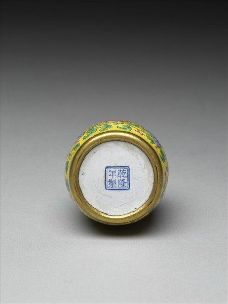 銅胎畫琺瑯黃地番蓮紋瓶