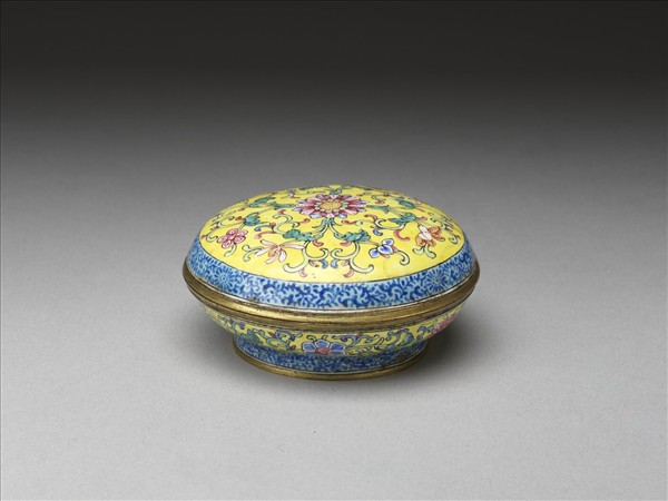 銅胎畫琺瑯黃地番蓮紋盒