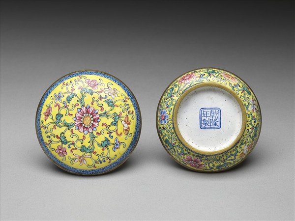 銅胎畫琺瑯黃地番蓮紋盒