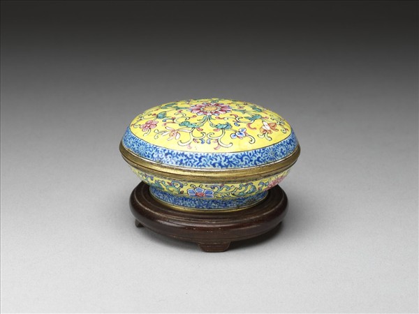 銅胎畫琺瑯黃地番蓮紋盒