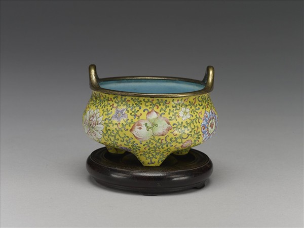 銅胎畫琺瑯黃地番蓮紋爐