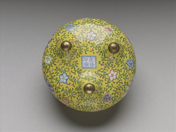 銅胎畫琺瑯黃地番蓮紋爐