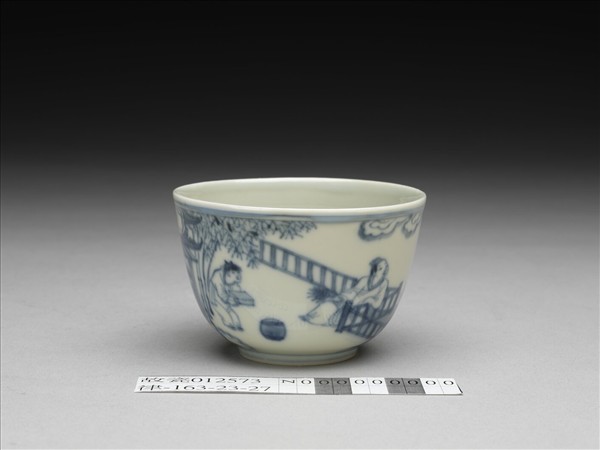 青花〈周茂叔愛蓮〉圖杯