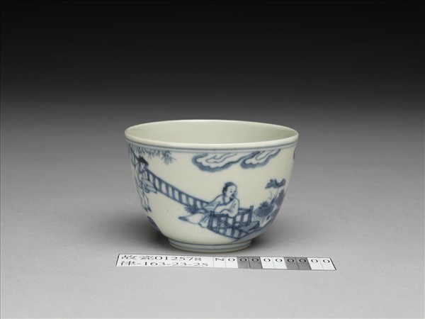 青花〈周茂叔愛蓮〉圖杯