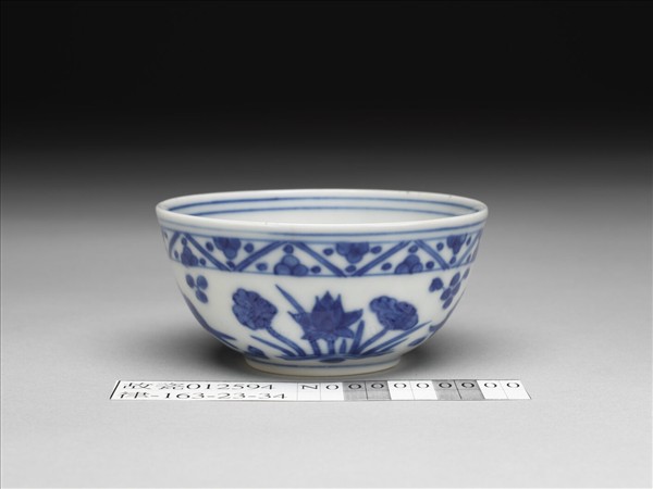 青花蓮塘魚藻紋杯