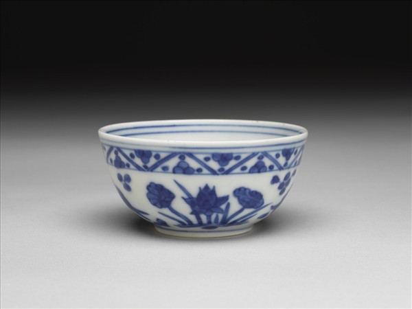 青花蓮塘魚藻紋杯