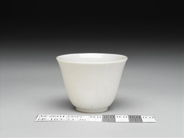 甜白釉牡丹紋杯