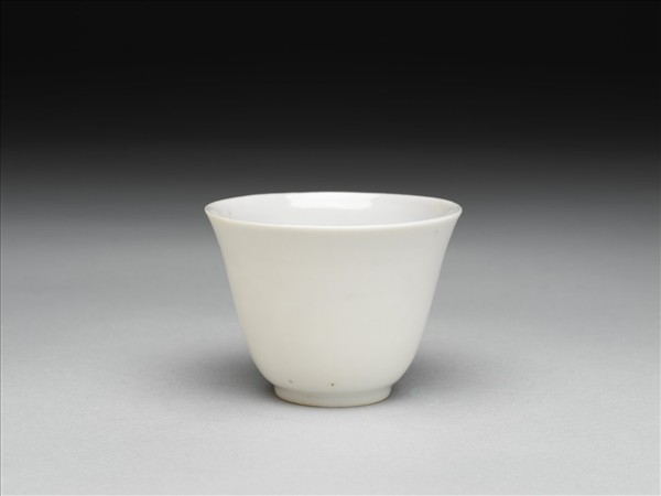 甜白釉牡丹紋杯