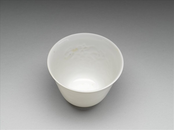 甜白釉牡丹紋杯