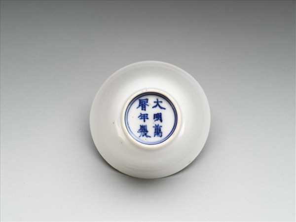 甜白釉牡丹紋杯