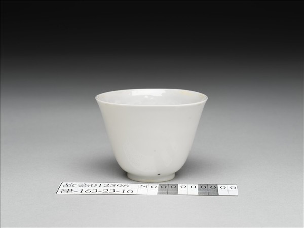 甜白釉牡丹紋杯