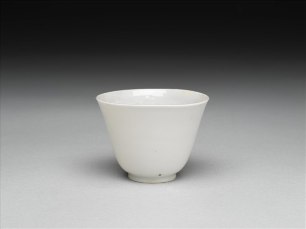 甜白釉牡丹紋杯