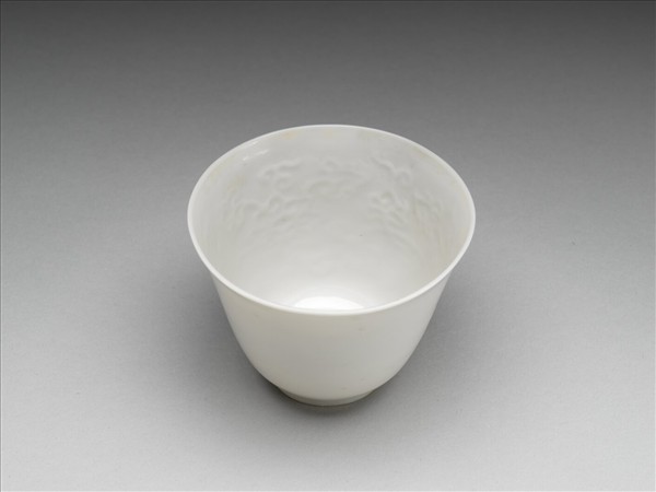 甜白釉牡丹紋杯